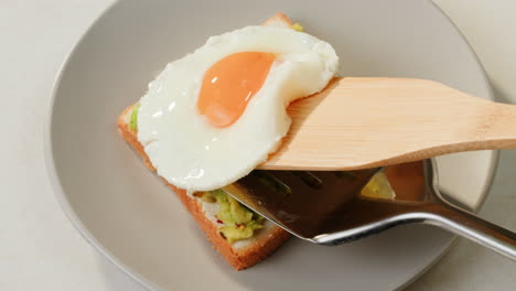 tostadas de aguacate con huevo frito