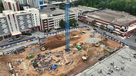 Revelación-Inversa-Del-Sitio-De-Construcción-Y-El-área-Del-Centro-Comercial-Lenox-En-Atlanta,-Georgia