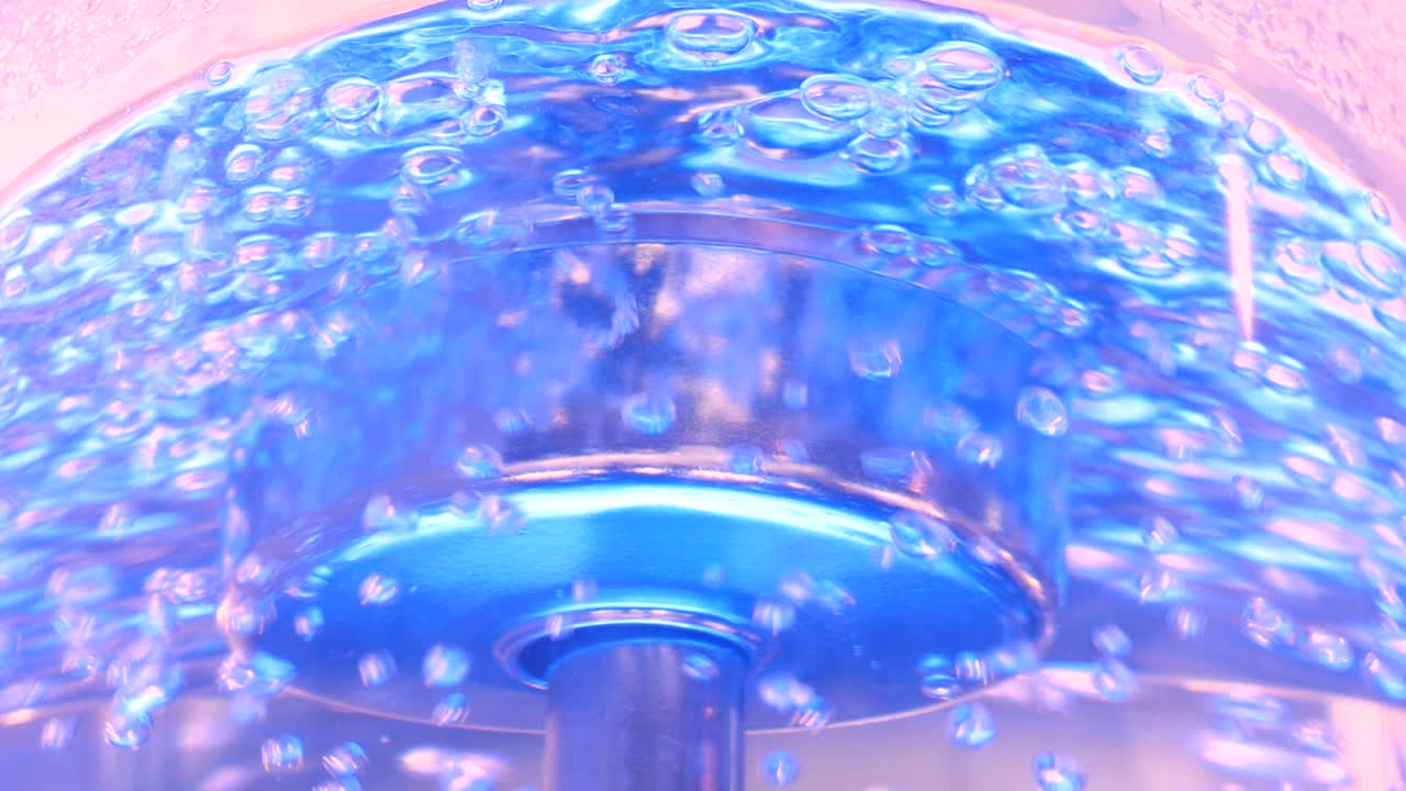 거품 을 가진 물 분수 의 클로즈업