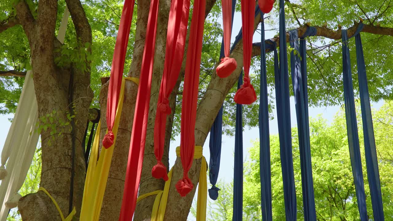 서낭당, 마을의 수호신에게 바쳐진 성스러운 돌무덤 또는 나무