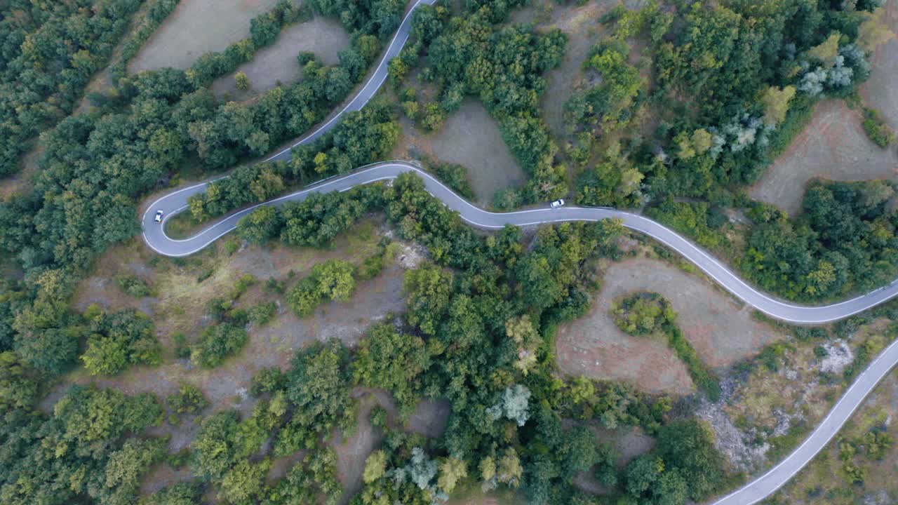 toma de un dron de un camino rural en la naturaleza