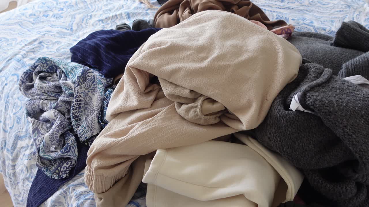 침대에 옷 한 어리