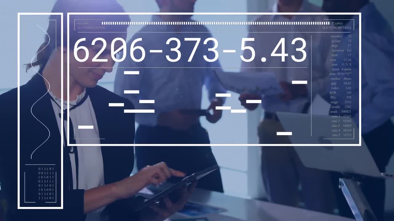 animación de números cambiantes y líneas sobre una mujer caucásica sonriente usando una tableta digital en la oficina