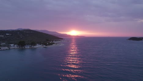 Vibrantes-Luces-De-Puesta-De-Sol-Reflejadas-En-La-Superficie-Del-Agua-En-La-Costa-De-Ksamil,-Albania