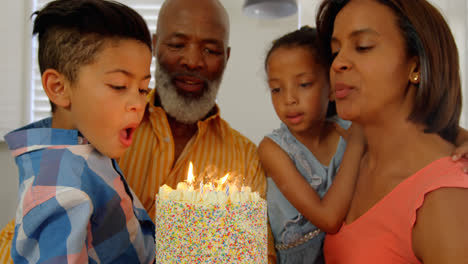 vista frontal de una familia negra celebrando su cumpleaños en la cocina de una casa cómoda 4k