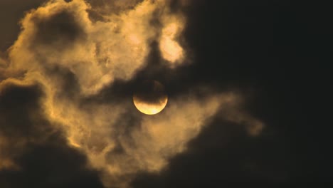 Luna-Llena-Con-Nubes-Moviéndose-Frente-A-Ella