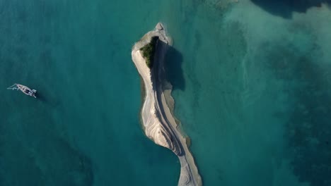 barco de vela amarrado en la isla de corfú, vista aérea de arriba hacia abajo, estilo de vida de viaje alternativo fuera de la red