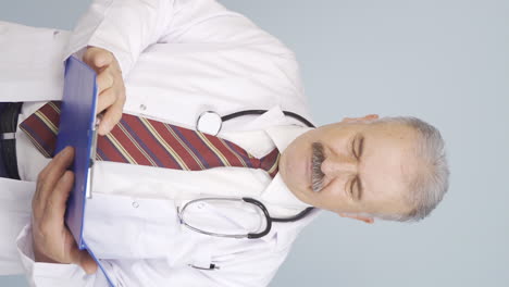 video vertical del emotivo y lloroso viejo médico.
