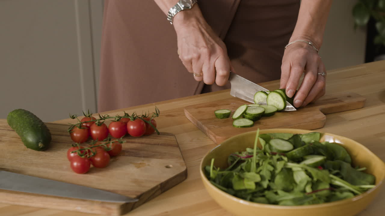 러드를 준비하고 있습니다.