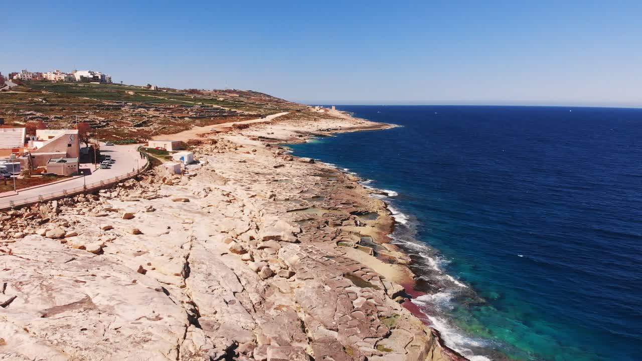 Video aereo con drone da Malta, zona di Marsaskala e Zonqor in una soleggiata giornata di primavera.