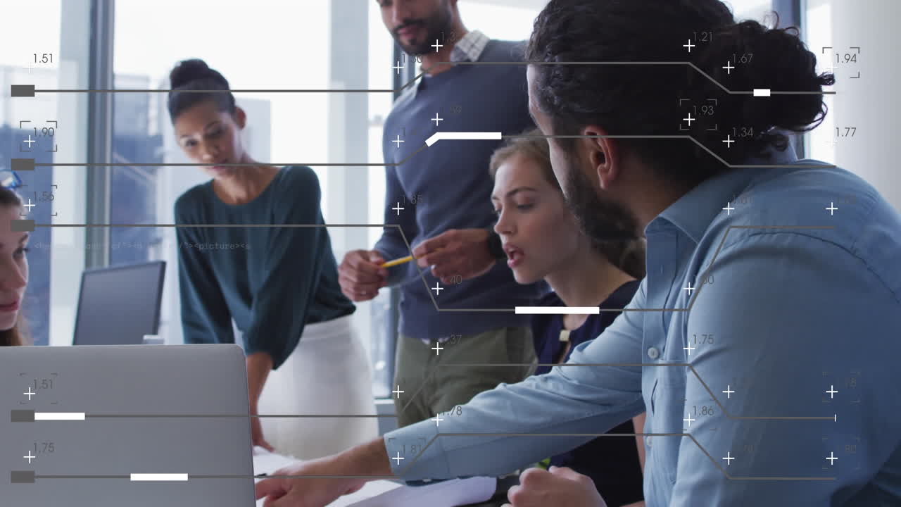 animación del procesamiento de datos sobre diversas personas de negocios en la oficina