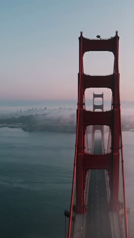 puente golden gate en la niebla