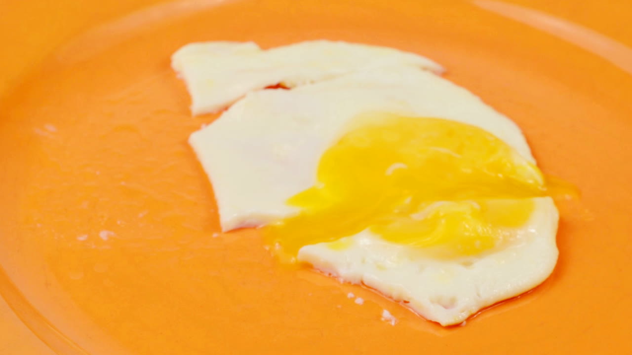 Riprese di uova fritte. Stop motion.