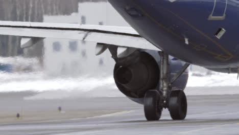 Avión-A-Reacción-En-Una-Pista-Nevada-Desde-Atrás