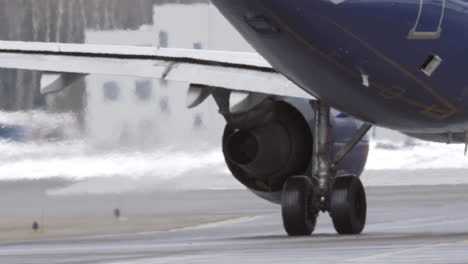 avión a reacción en una pista de aterrizaje nevada desde su espalda
