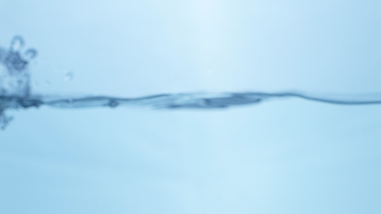 액체 표면에 떨어지는 방울의 느린 움직임의 움직임