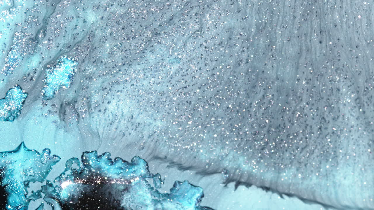 반이는 파란색과 은색의 액체, 추상적인 질감, 반이는 반임.