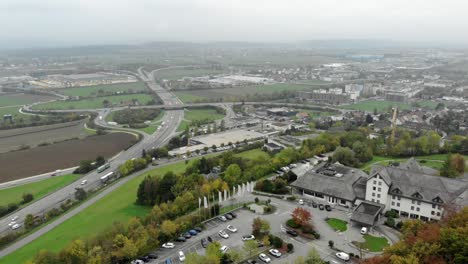 luftdrohne 4x zeitverlauf des autobahnverkehrs in egerkingen, schweiz