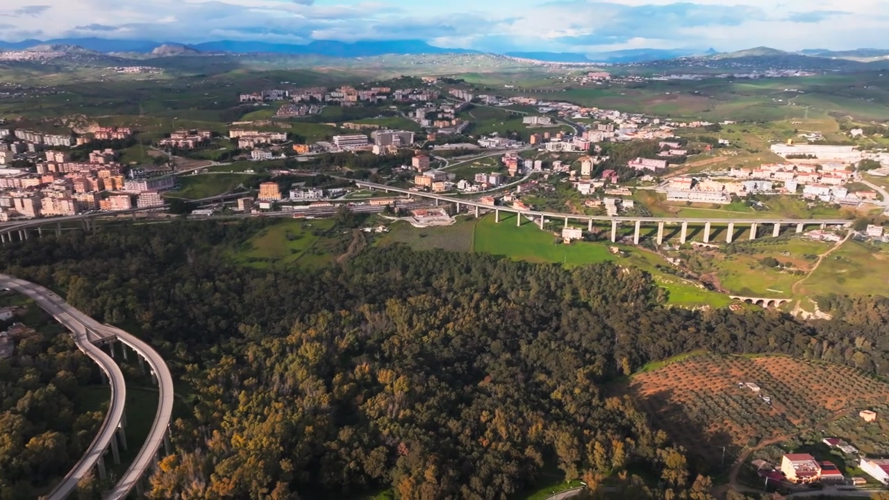 Ripresa aerea in ascesa di Piazzetta Vadalà ad Agrigento, Sicilia, 4K