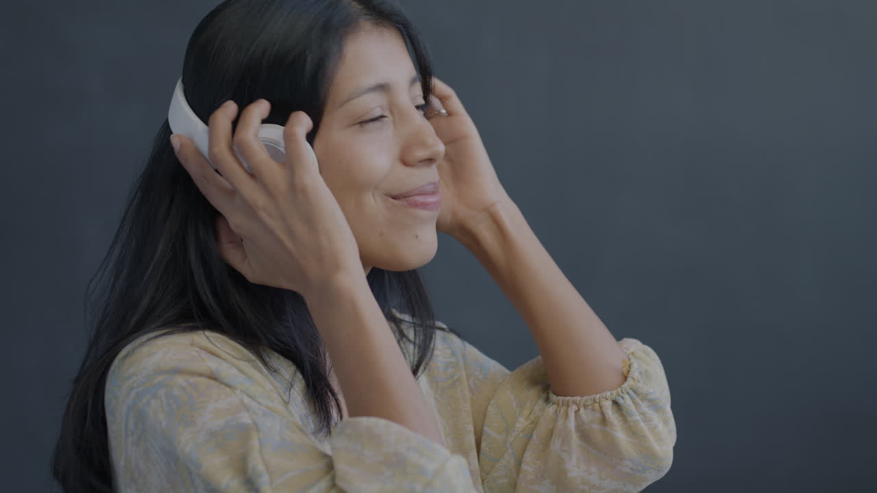 헤드폰으로 음악을 듣는 여자