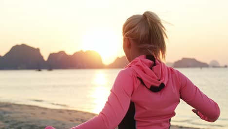 Handansicht-Einer-Jungen-Frau,-Die-Am-Strand-Trainiert