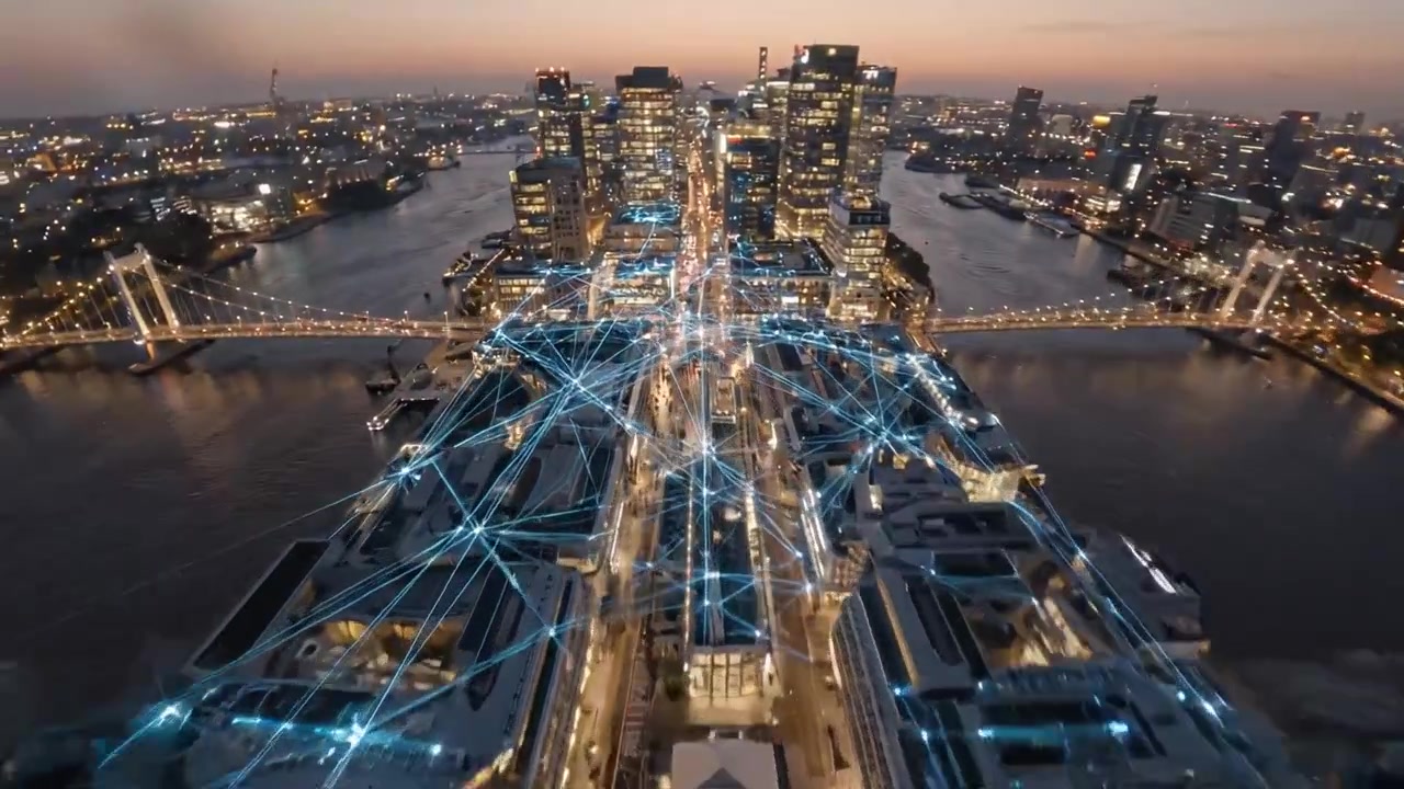 Paisagem urbana noturna iluminada com luzes vibrantes e conexões digitais, exibindo uma ponte urbana movimentada e um horizonte repleto de arquitetura moderna e energia