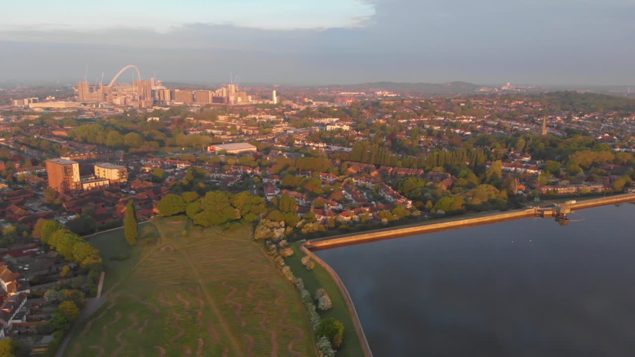 플라이오버 브렌트 저수지 공원  ⁇ 블리 스타디움의 전망 - 공중, 트럭 오른쪽