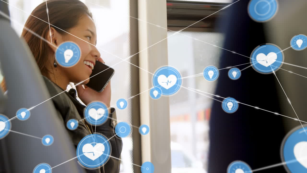 animación de una red de conexiones con iconos sobre una mujer asiática hablando en un teléfono inteligente