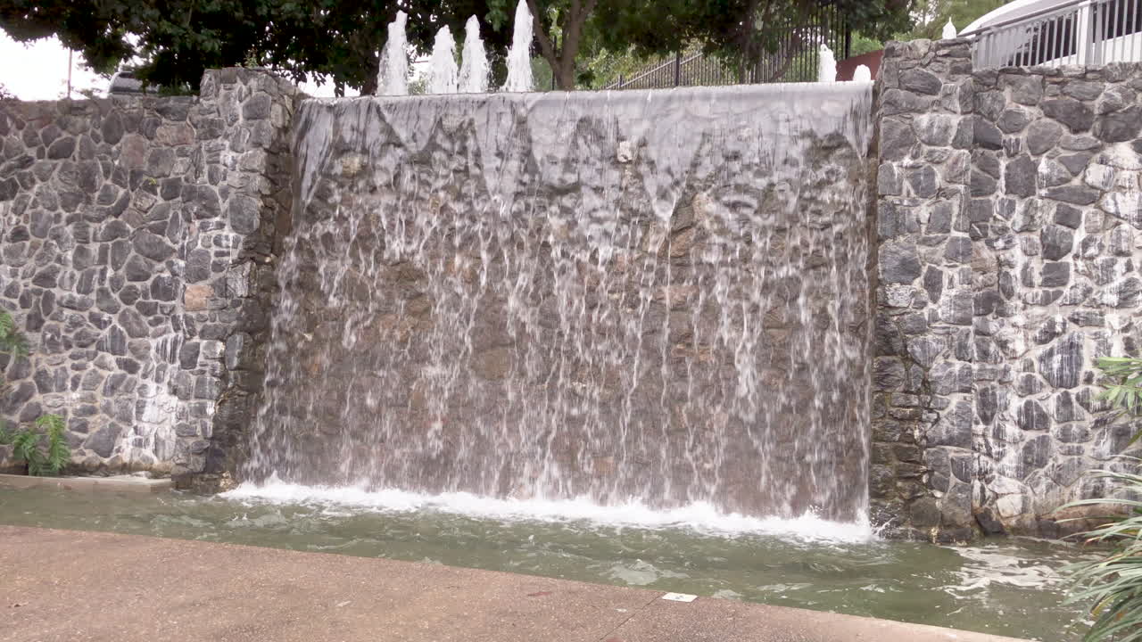 la fuente de agua de brisbane fluye tranquilamente