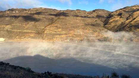 vapor flotando en el lago dunstan en el centro de otago en una mañana helada