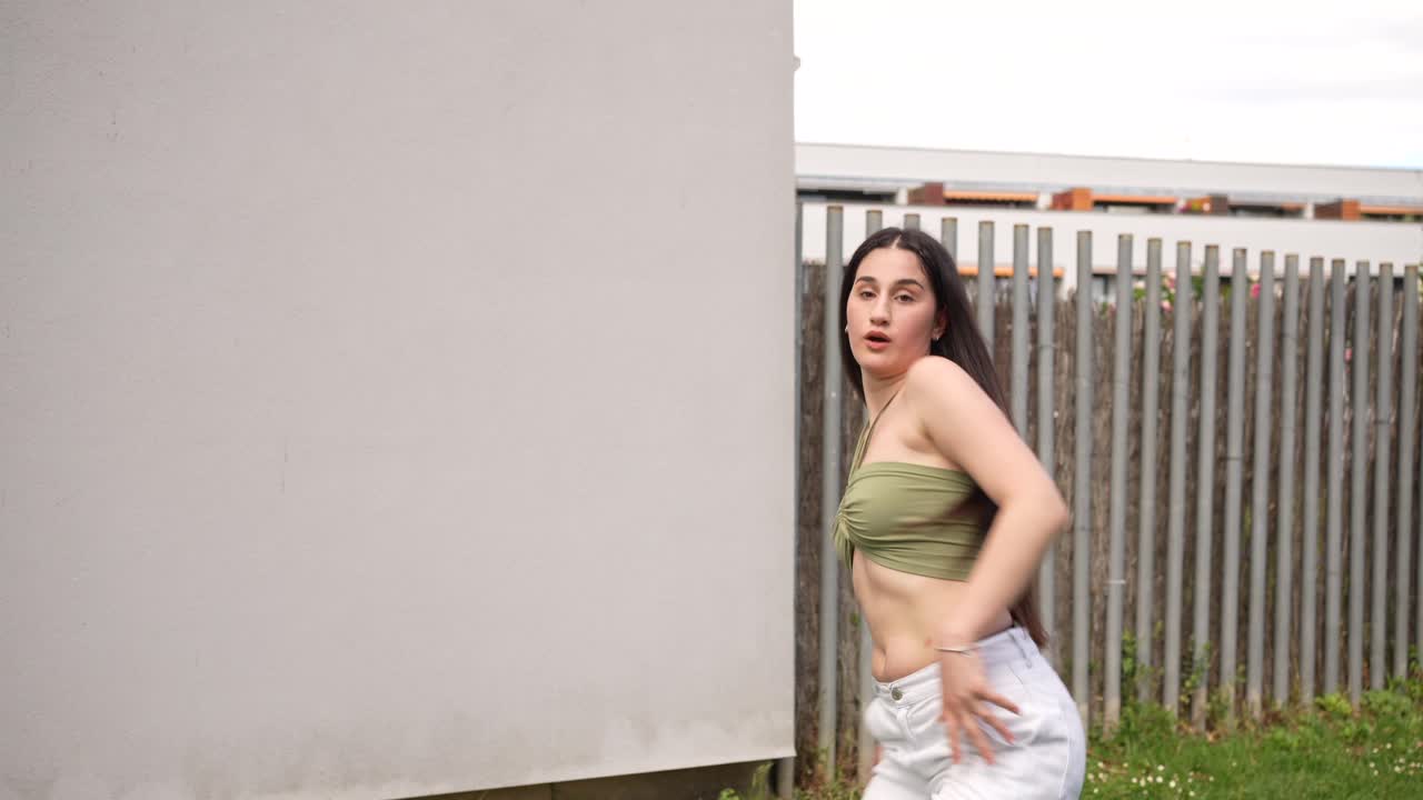 야외에서 춤을 추는 젊은 여성