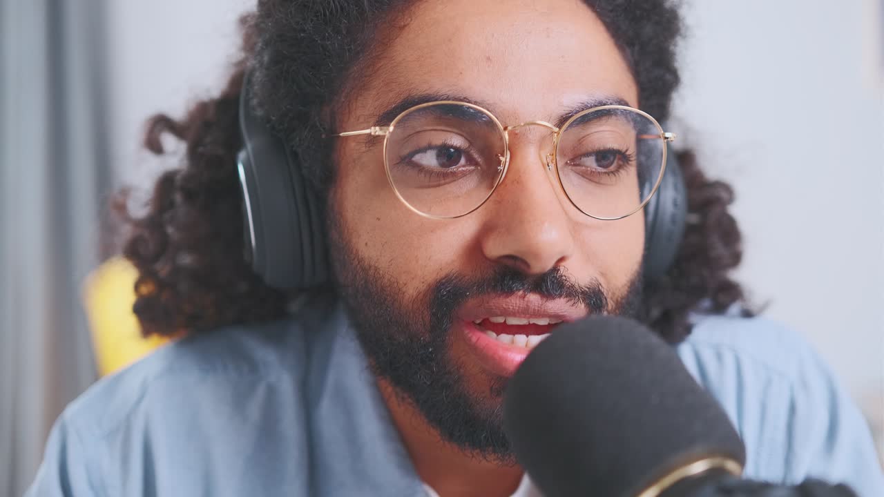 joven presentador de radio árabe feliz se sienta en el estudio de grabación con el micrófono