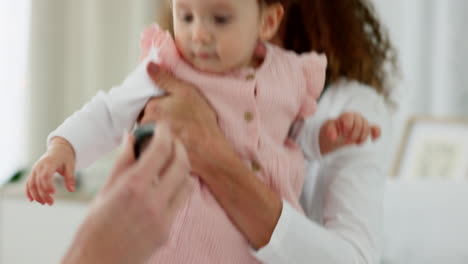 médico, bebé y madre durante el pediatra
