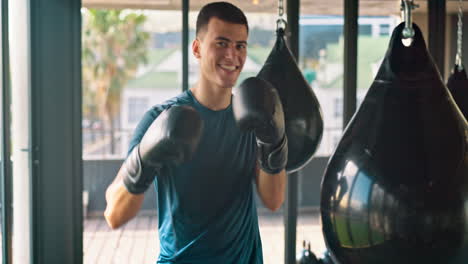 Boxeador,-Celebra-Con-éxito-Físico-En-El-Gimnasio