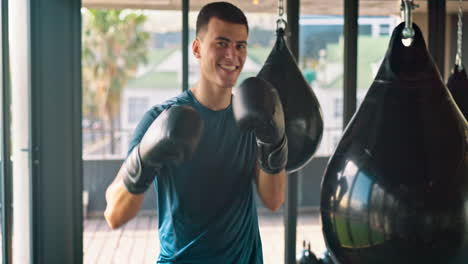 boxeador, celebra con el éxito de la aptitud en el gimnasio