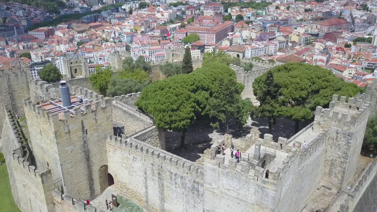 Vista incredibile dal lato est del Castello di São Jorge
