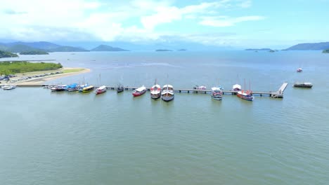 paraty, rio de janeiro rj, brasil, revelar, imágenes de drones, puerto de botes artesanales, caisao