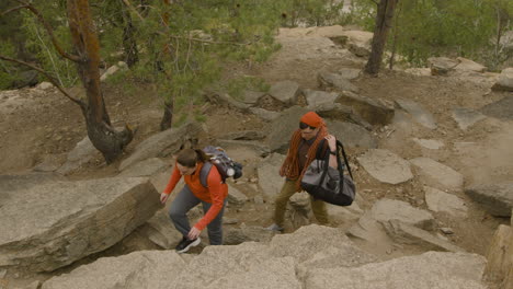 escaladores en la naturaleza