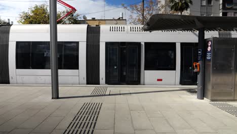 Doors-closing-on-tram-public-transportation,-establishing-shot