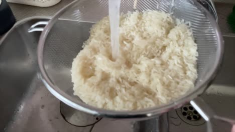 lavar arroz blanco en la cocina
