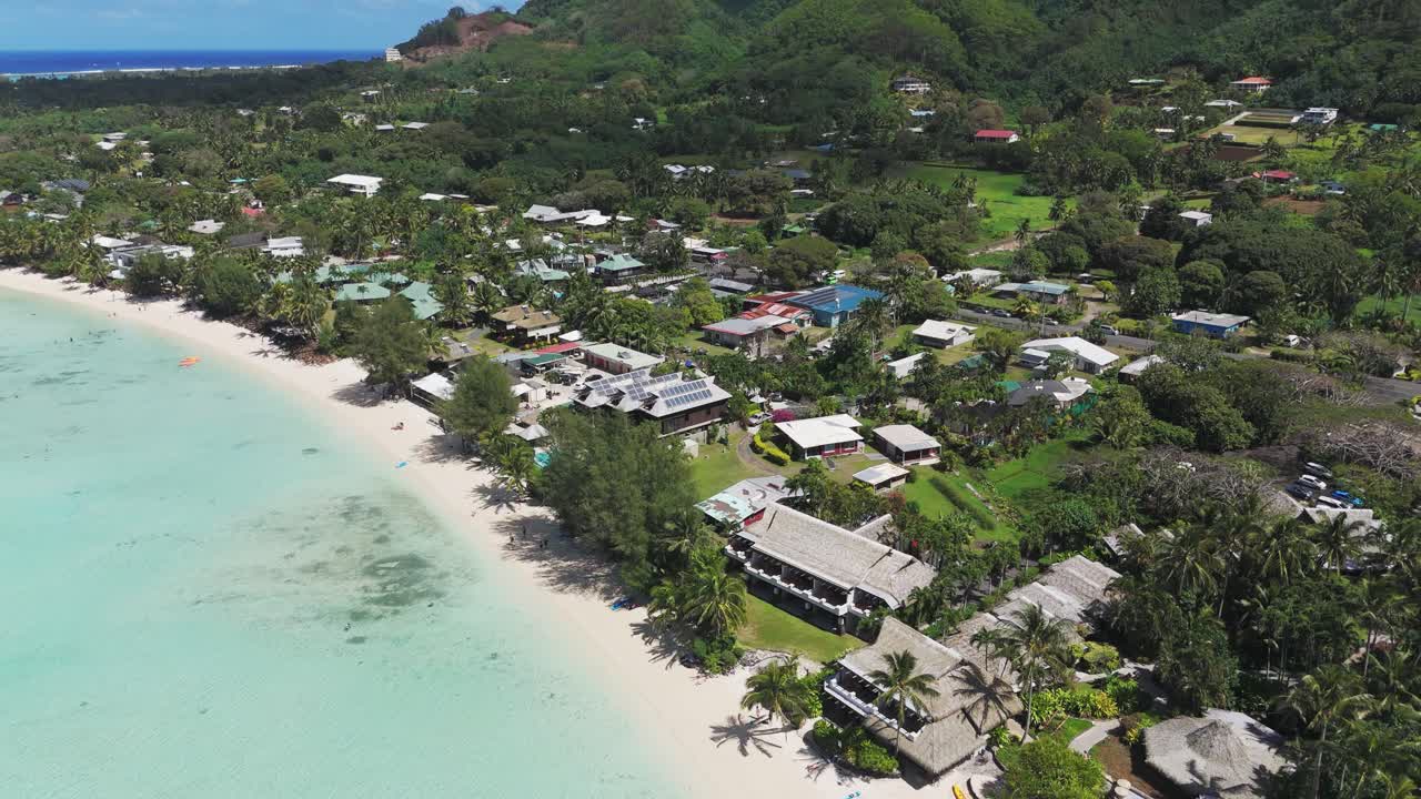 푸른 물, 모래 해변, 울창한 종려나무가 있는 무리 해변의 놀라운 공중 풍경,  섬의 라로톤가 (rarotonga)