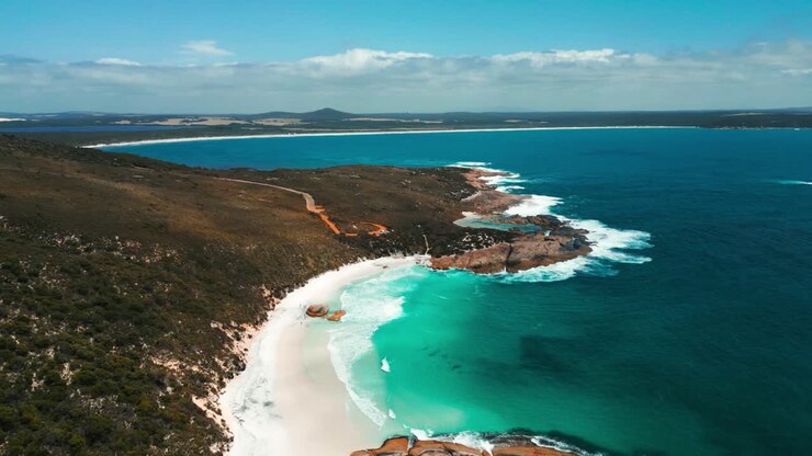 Ripresa con drone che rivela una piccola spiaggia a Two People Bay, vicino alla città di Albany nell'Australia Occidentale