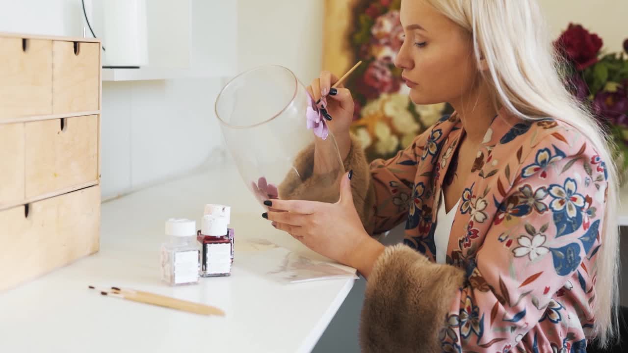 휠체어를 탄 여성이 접시를 그리다