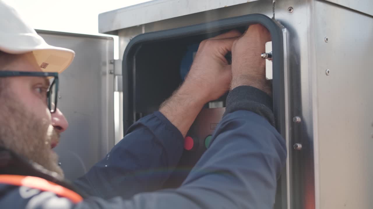 instalación de equipos en una subestación de transformadores. construcción de una subestacion de transformadores