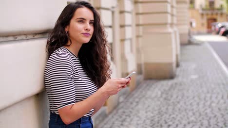 Mujer-Joven-Enviando-Mensajes-De-Texto-Al-Aire-Libre