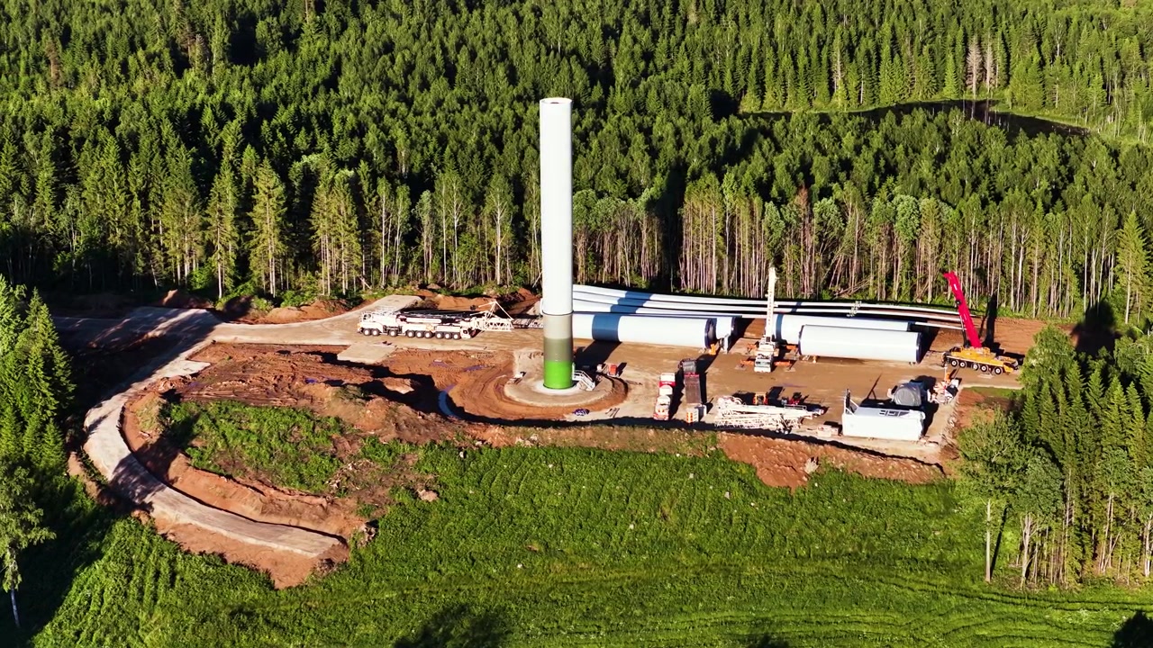Byggeplads for vindmølletårn til et vindmølleprojekt for bæredygtig energi.