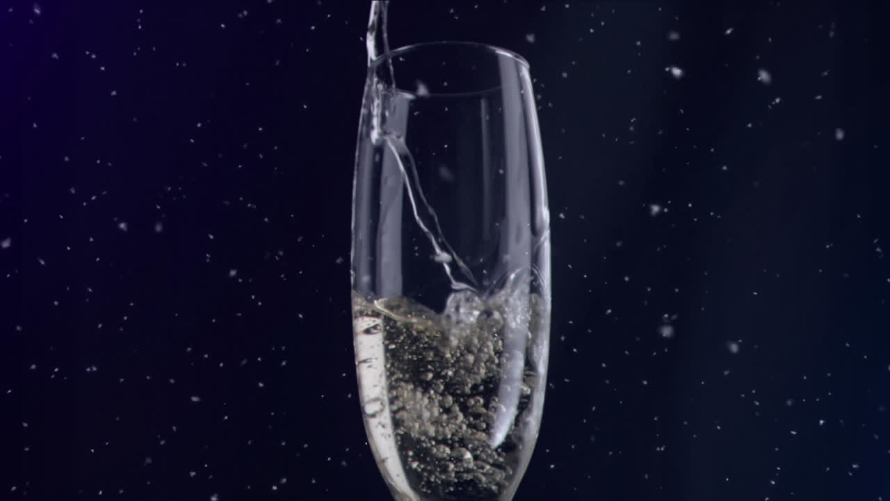 검은 바탕에  ⁇ 페인 잔 위에 떠다니는  ⁇  반점의 애니메이션