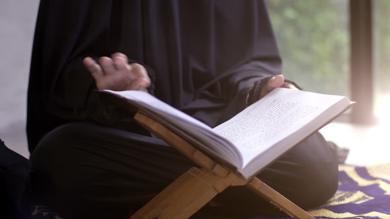 Immagini accattivanti che ritraggono la devozione incrollabile, le aspirazioni e l'interconnessione dei musulmani asiatici attraverso la Sura Al-Fatiha e la sajdah, la bellezza della preghiera e la potente unità.