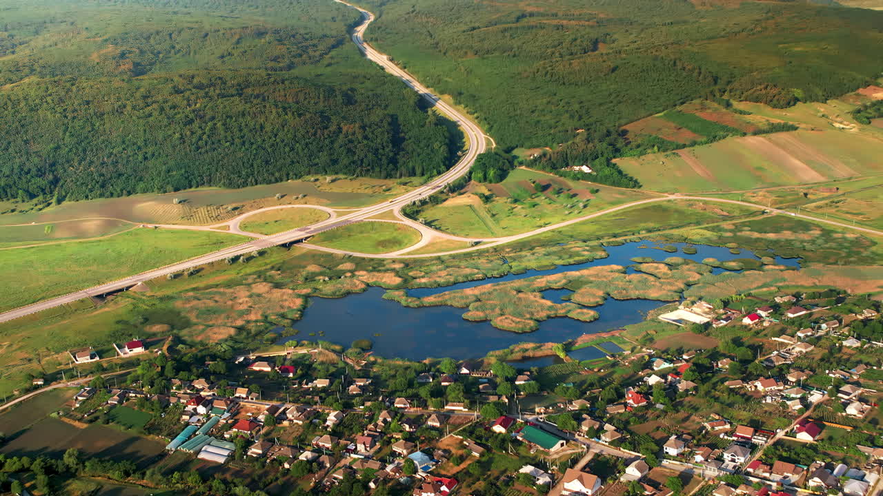Vista aérea con dron de una aldea rural de Moldavia