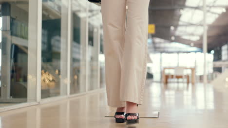 Business-woman,-walking-and-phone-call